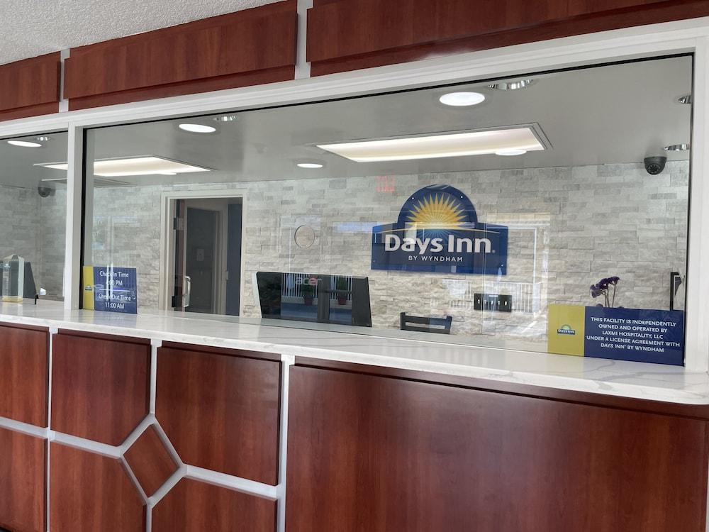 Days Inn By Wyndham Port Charlotte Town Center Bagian luar foto