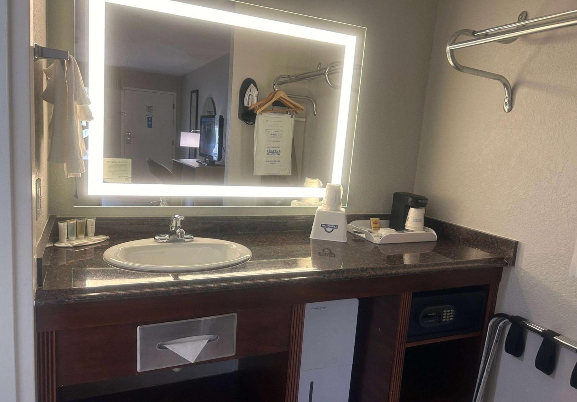 Days Inn By Wyndham Port Charlotte Town Center Bagian luar foto