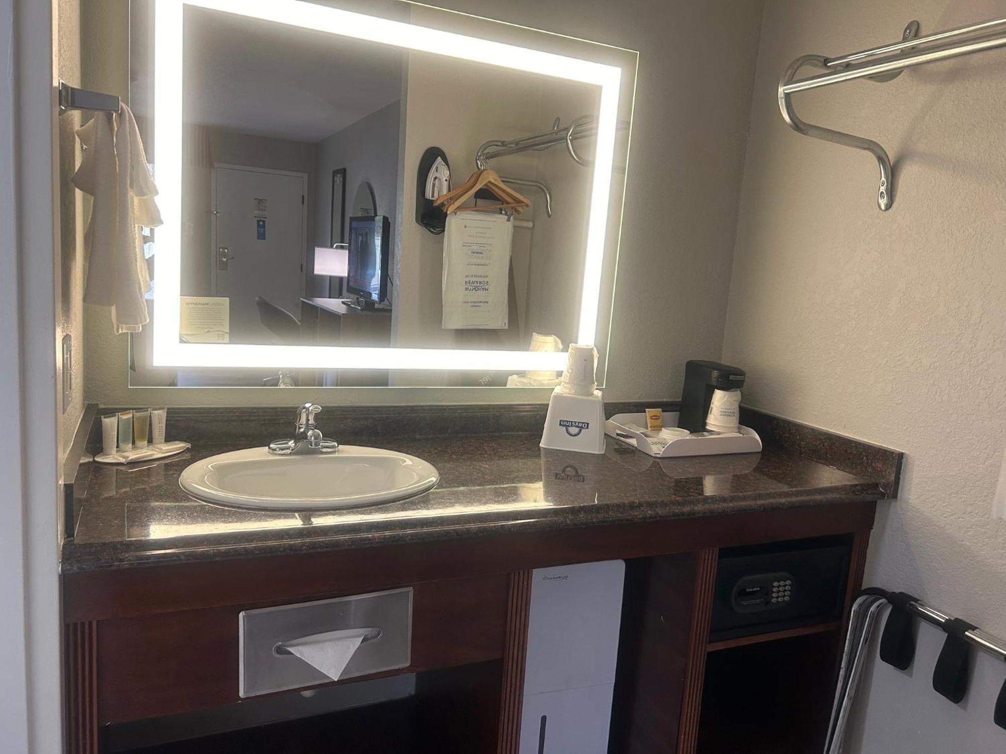 Days Inn By Wyndham Port Charlotte Town Center Bagian luar foto